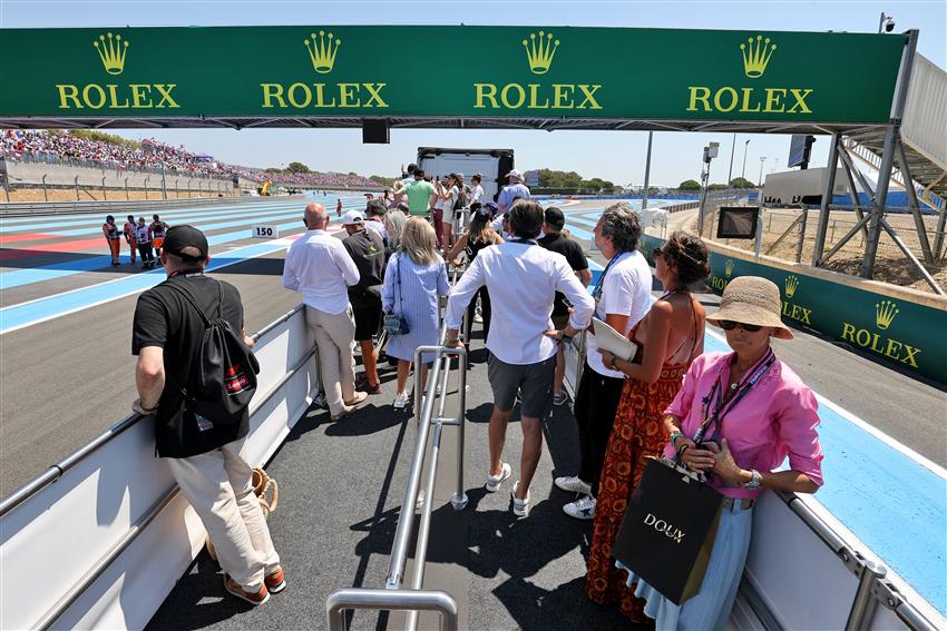 Melbourne race fans on track tour