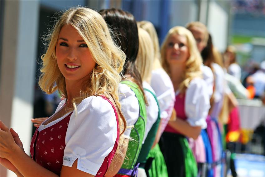 Smiling F1 grid girls