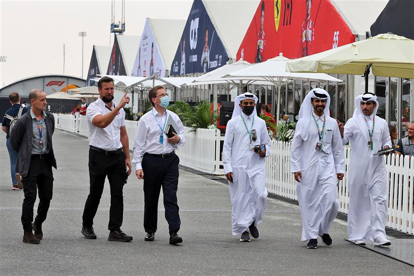 F1 fans at race track