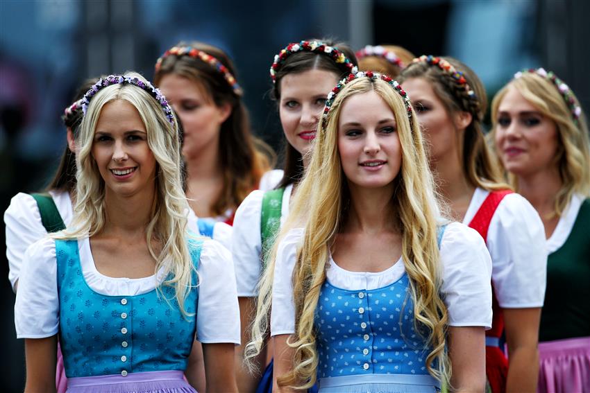 F1 girls on the grid