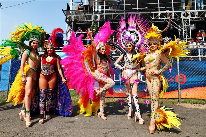 Grid girls dancing